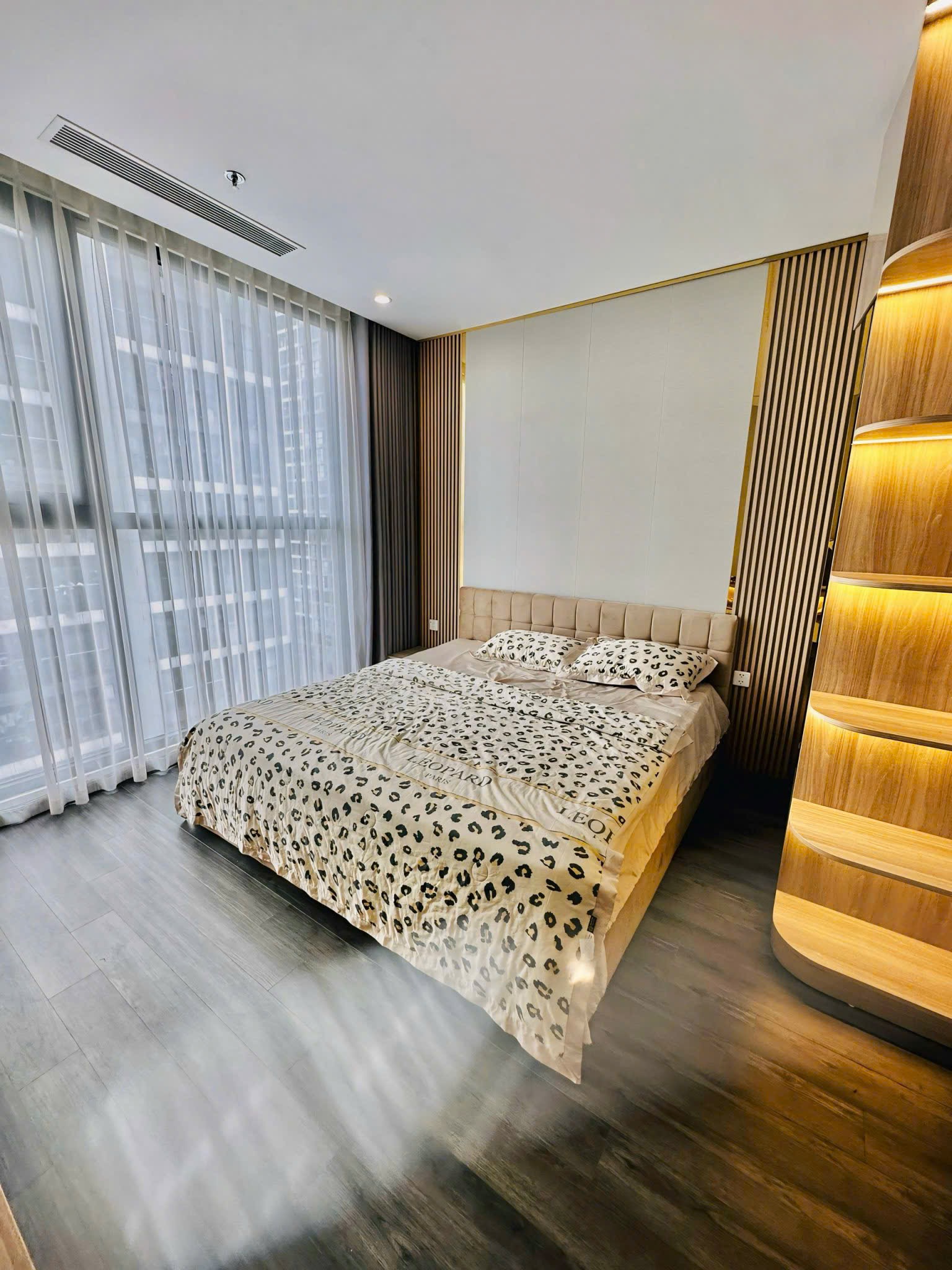 Phòng khách rộng thoáng, full nội thất