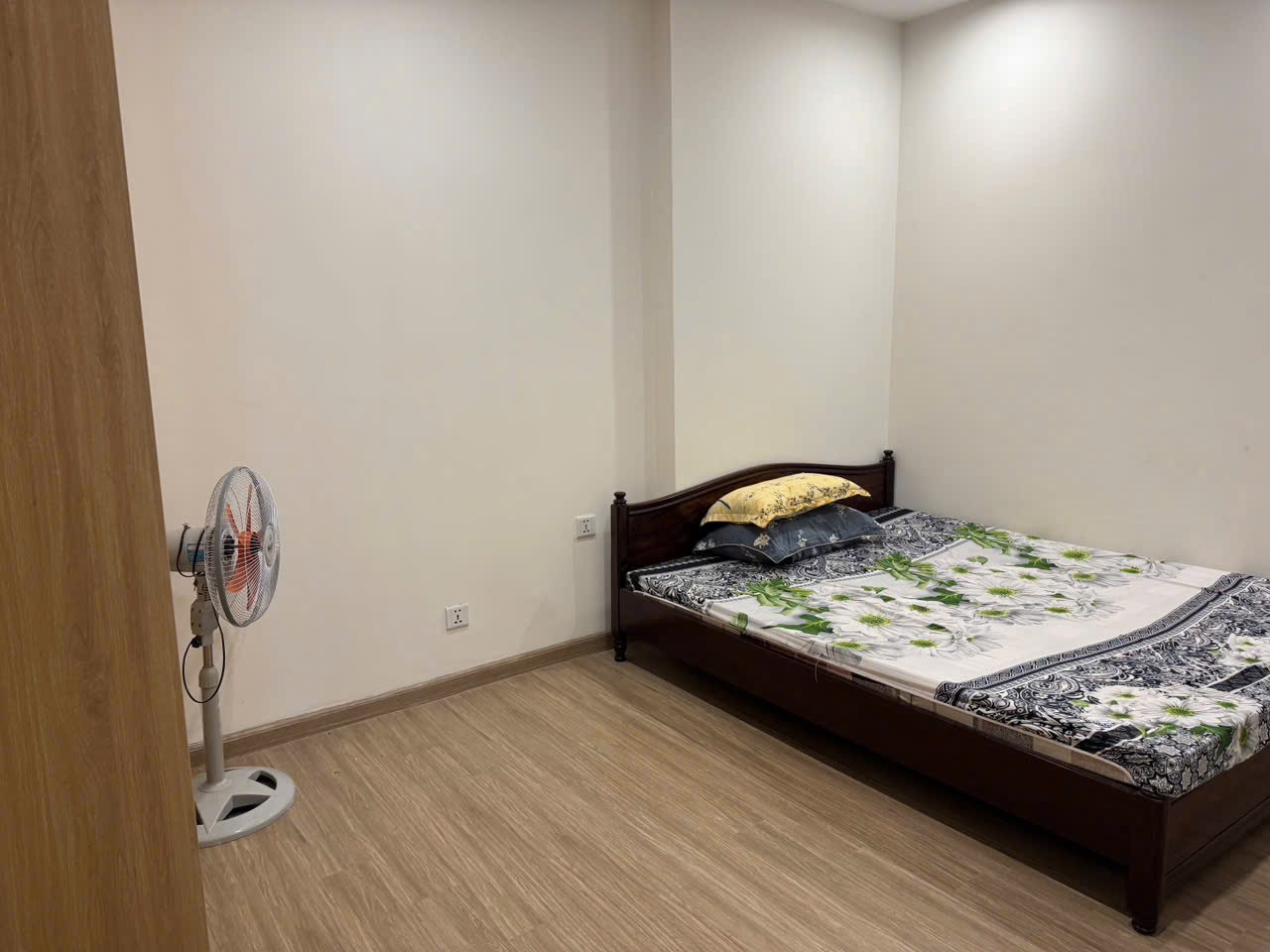 Phòng ngủ 2 giường đôi và tủ âm tường