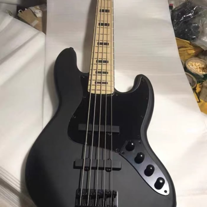 Fender 5 strings bass guitar