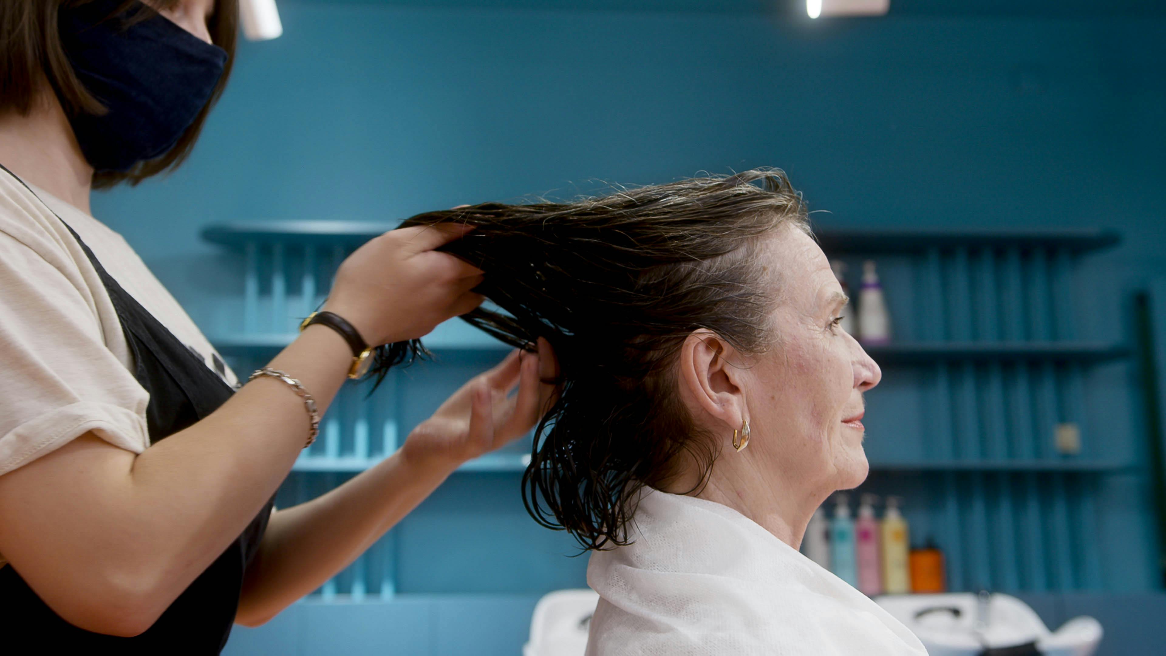How to wash hair without frizz