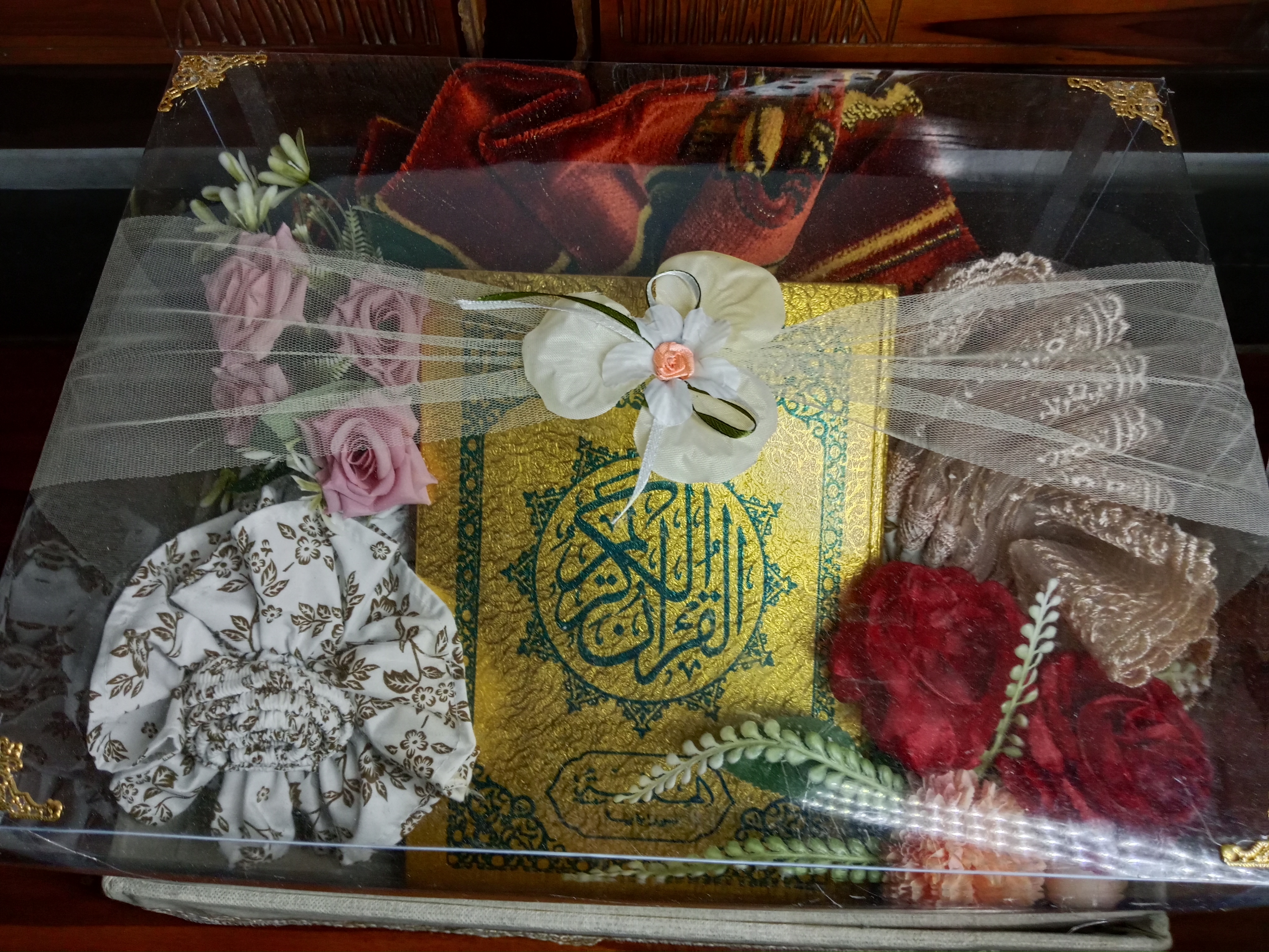 Tangan pengrajin menata kotak hadiah tradisional