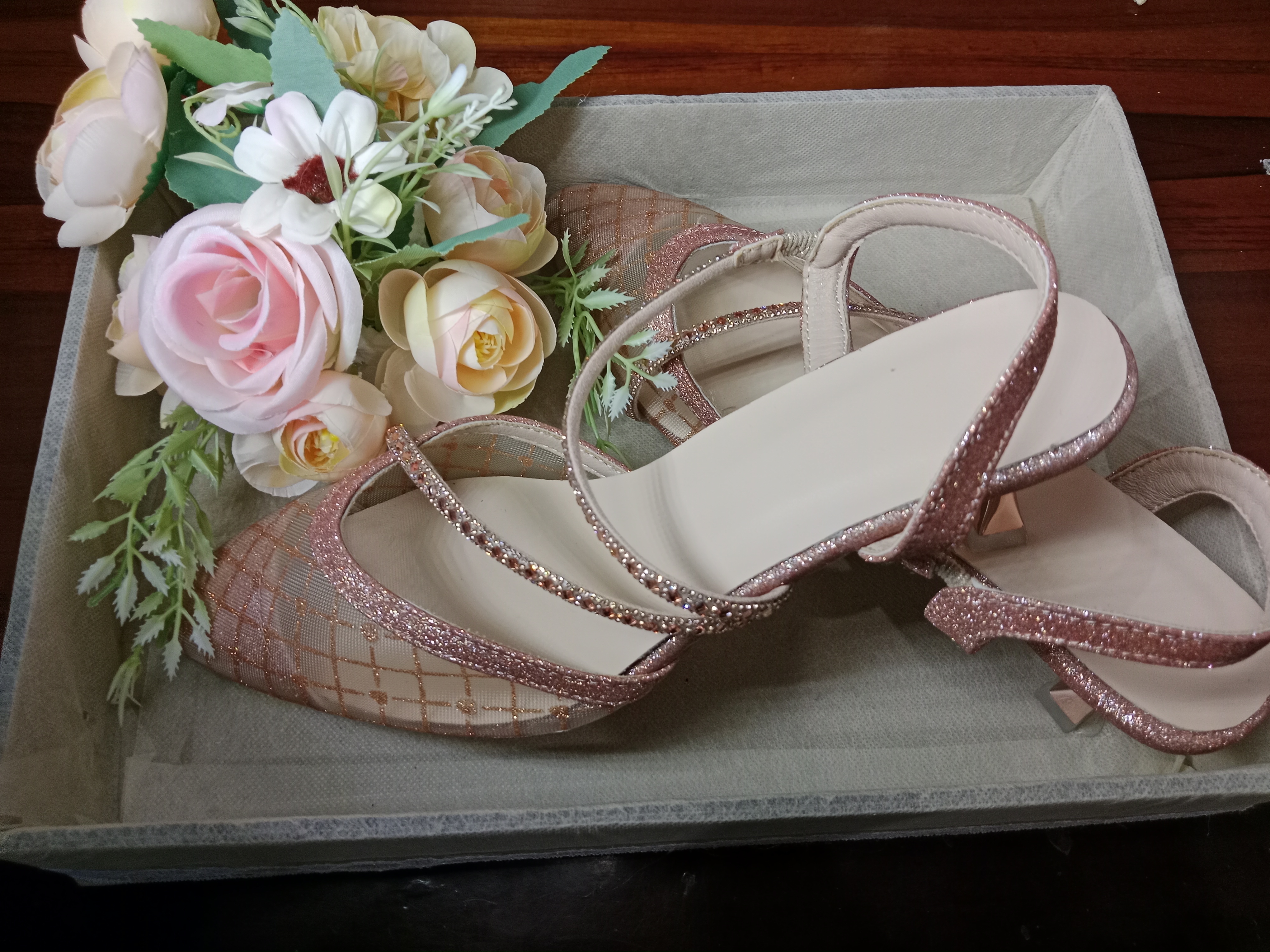 Nampan hantaran pernikahan mewah dengan sutra dan perhiasan premium