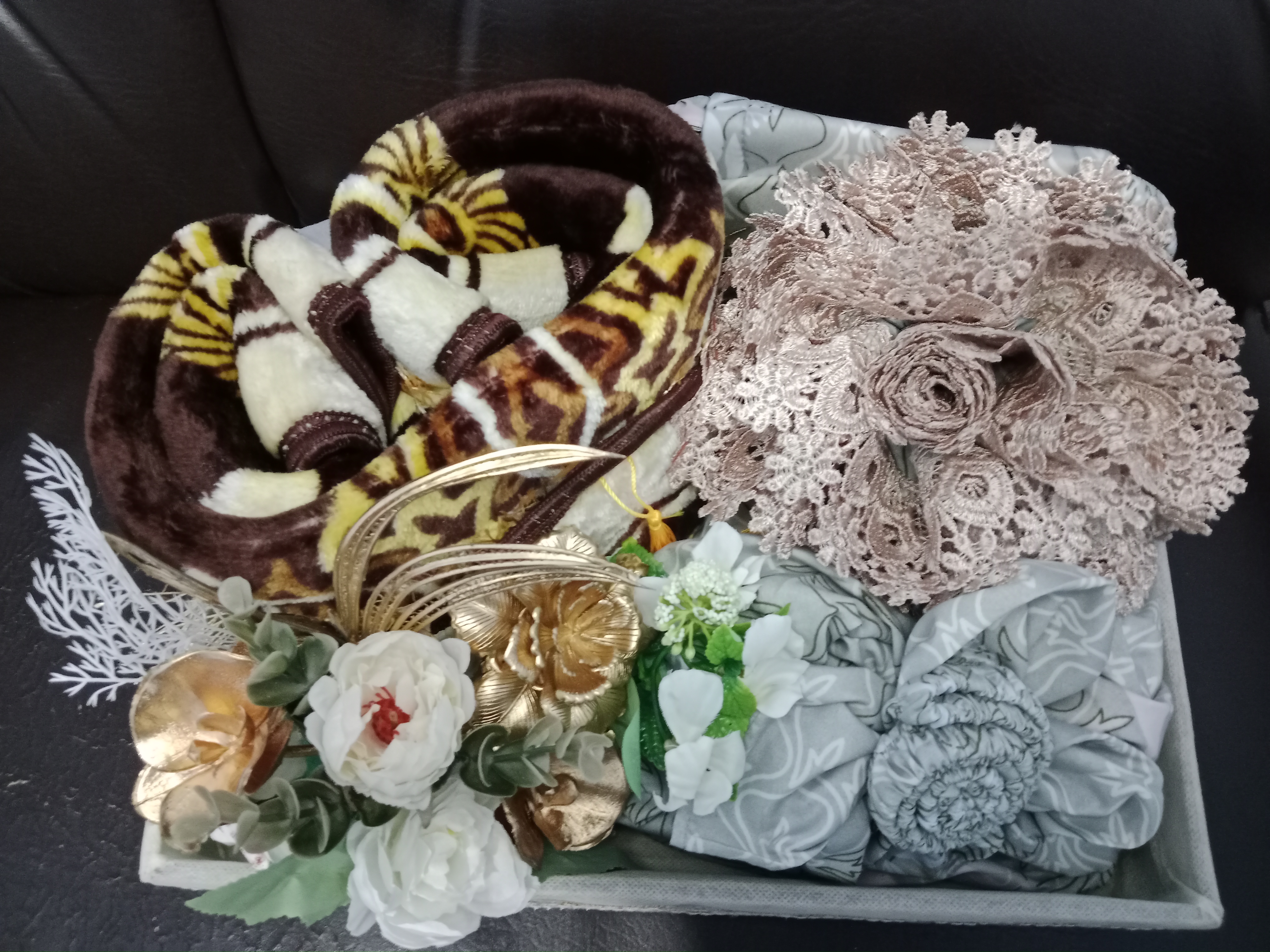 Detail kotak mewah dengan pita emas