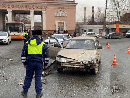 В Нижнем Тагиле после ДТП водитель испугался и уехал на автобусе, бросив автомобиль