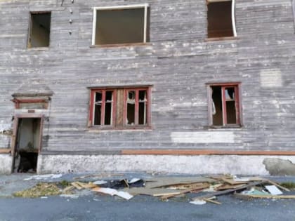 Опасности заброшенного дома на Октябрьской улице
