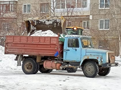 Управляющие компании продолжают расчистку дворов от снега