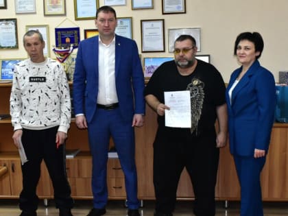 Глава округа вручил ключи от благоустроенных квартир и поздравил новосёлов