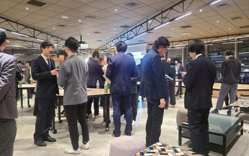 交流を続ける参加者たち