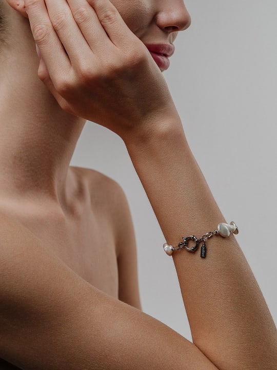 Baroque Pearl Bracelet "Silver Pulse" hovered