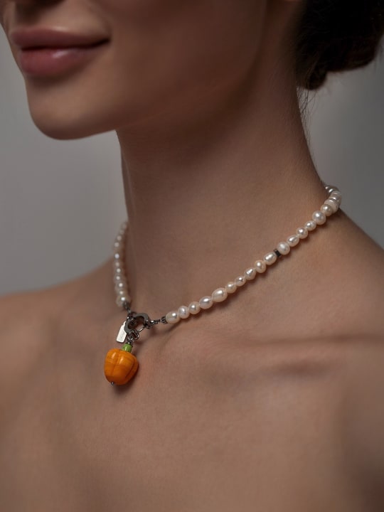 Pendant "Golden Bell" hovered