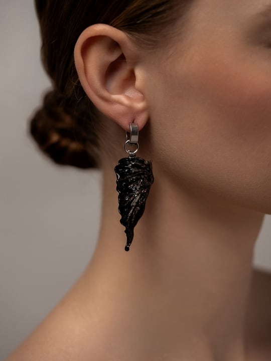 Earrings "Noir Wing" hovered