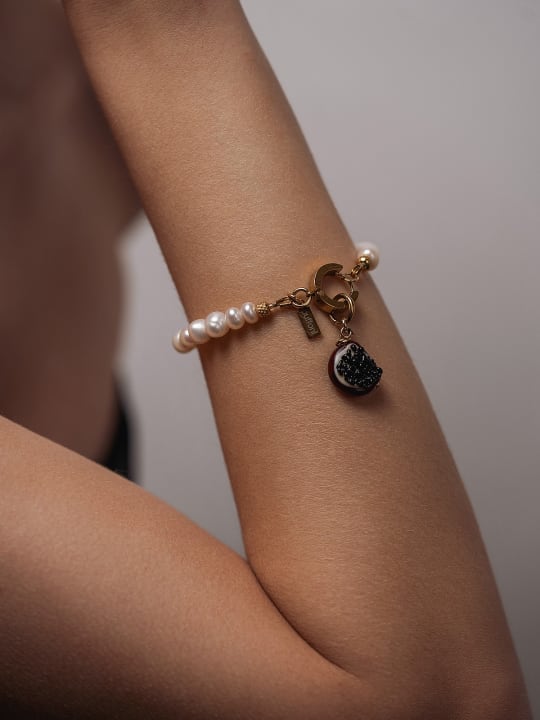 Bracelet "Black Caviar Affair" hovered