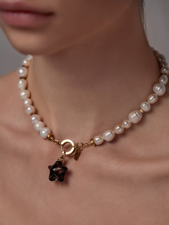 Pendant "Noir Gold Star" hovered