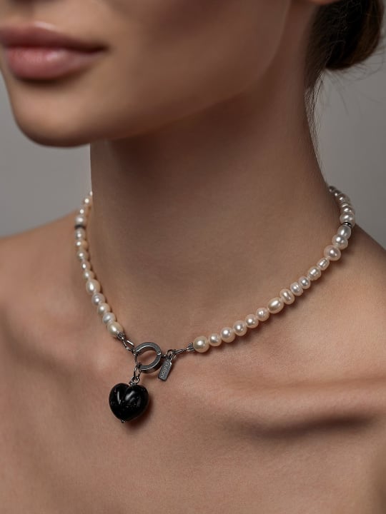 Pendant "Midnight Heart"  hovered