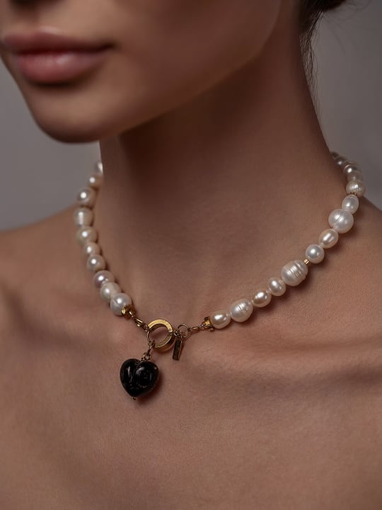 Pendant "Midnight Heart" hovered
