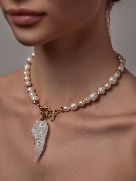 Pendant "Gentle Wing" hovered