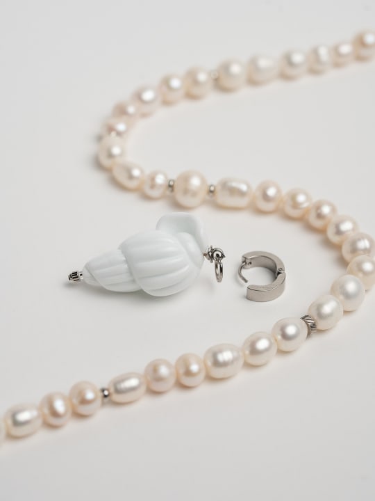 Pendant "Porcelain Shell" hovered