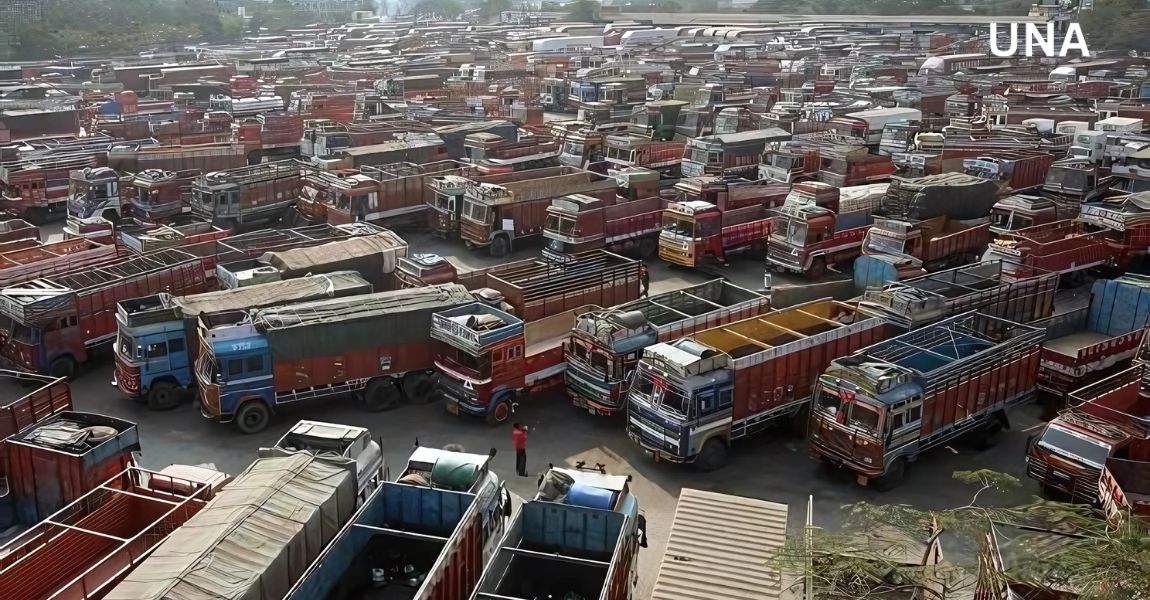 "कर्नाटका में लोरी मालिकों की अनिश्चितकालीन हड़ताल, यूनियनों में बंटवारा"