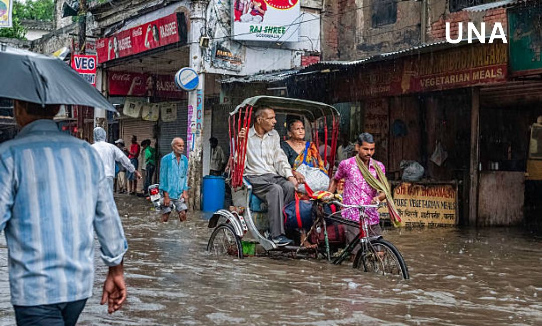 जम्मू-कश्मीर में मूसलाधार बारिश का कहर, उत्तराखंड में बचाव अभियान और धार्मिक यात्राएं रोकी गईं