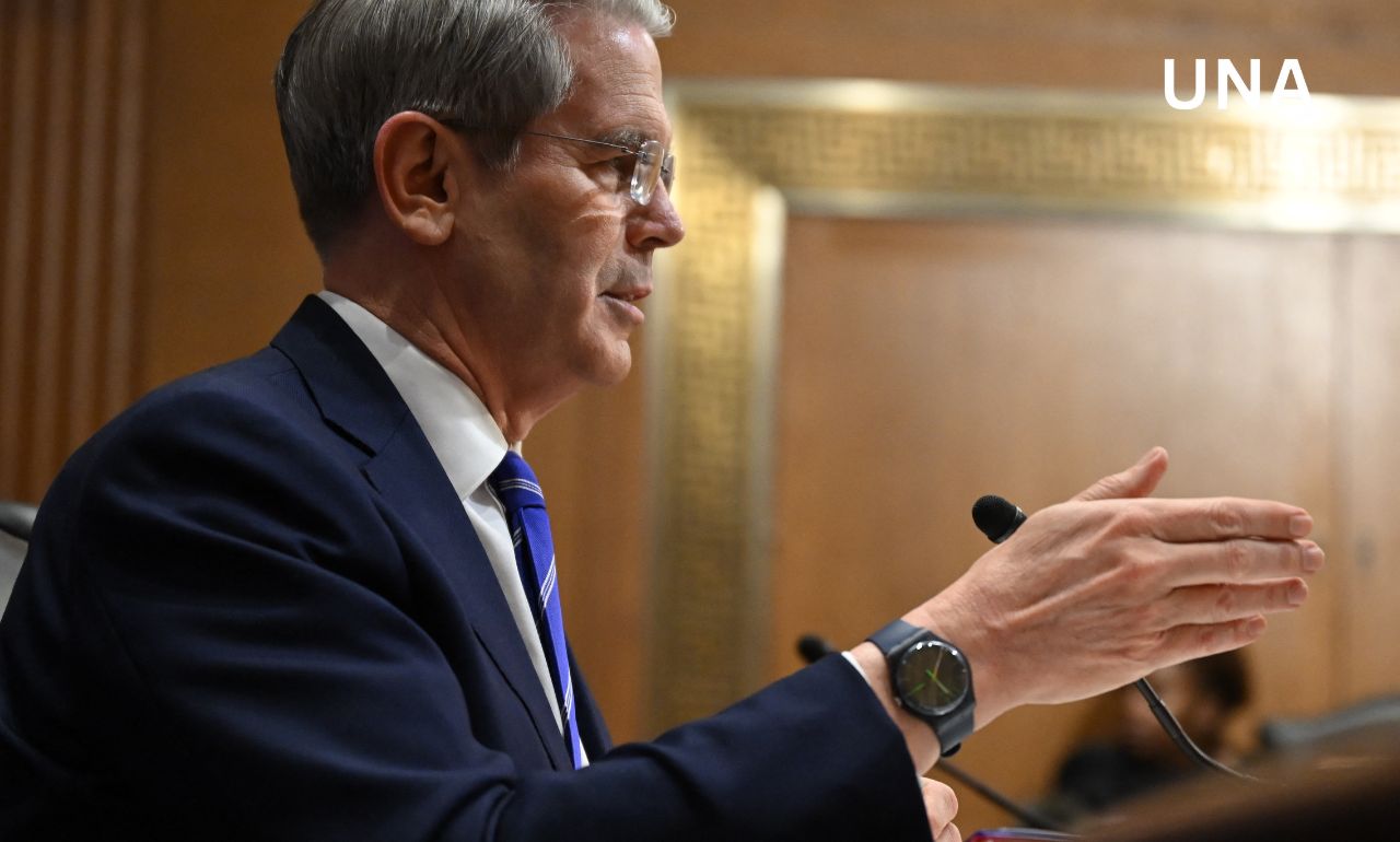 “पहले अमेरिकी कामगारों को प्रशिक्षित करें, फिर लौट जाएँ” – Scott Bessent ने Donald Trump के H-1B वीज़ा सुधार की रूप-रेखा साझा की