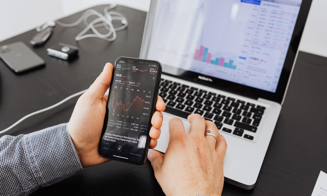 Bharat Electronics Shares Rise as ₹569 Crore in New Orders Boost Market Interest