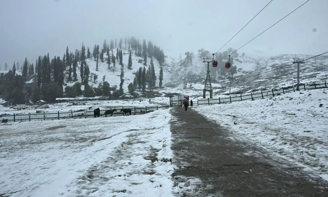 Fresh Snowfall Blankets Kashmir’s Higher Reaches Amid Unusually Warm Winter