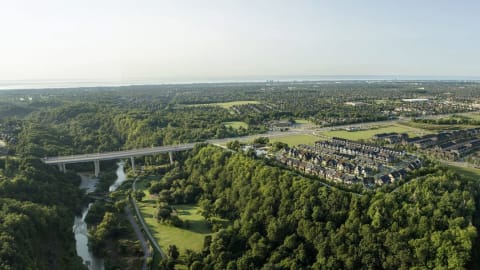 Five Oaks 位置：背靠 Lions Valley Park，医院2分钟