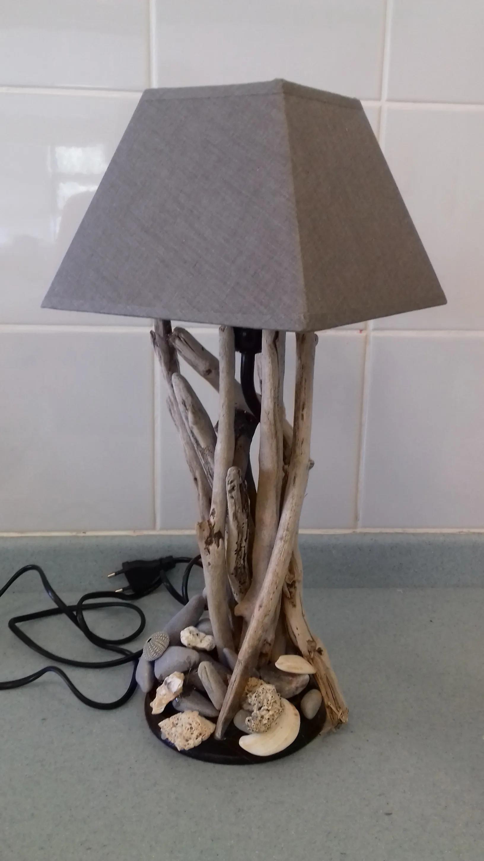 Lampe en bois flotté