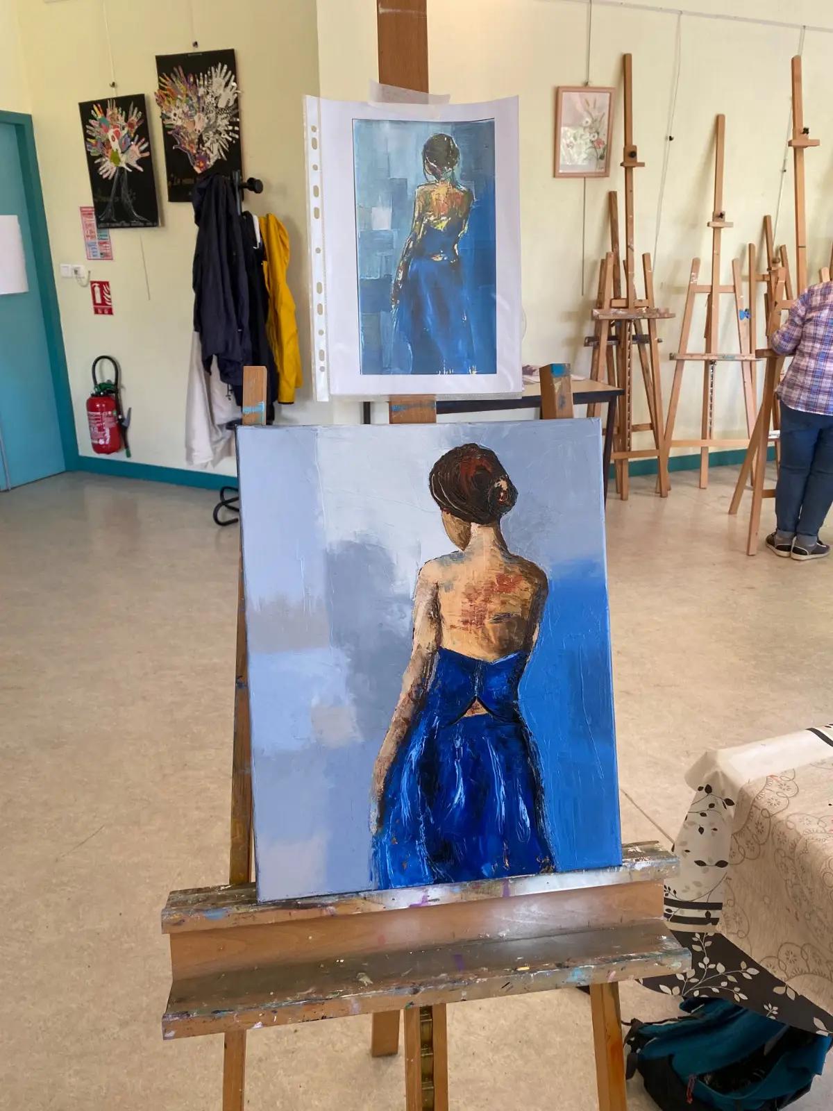 Peinture fraîche ! Poste d’un membre venant de finir sa toile, le sujet encore au dessus de la toile