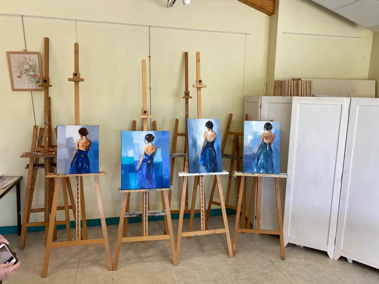 A la fin de la journée de stage de peinture couteau, exposition des toiles des artistes restants