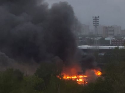 Возле стадиона «Арсенал» в Туле горит автосервис