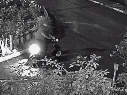 В Туле на улице Глинки водитель мопеда снес шлагбаум