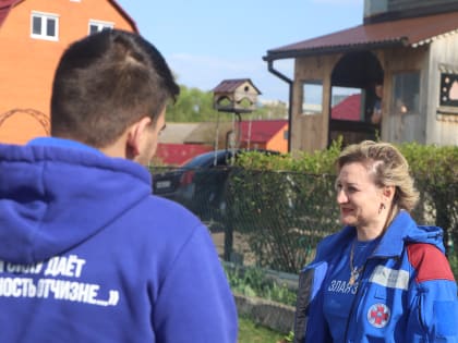 Волонтёры МГЕР поздравили с профессиональным праздником сотрудников скорой медицинской помощи