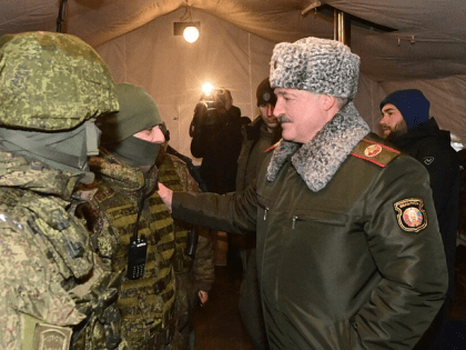 Президент Белоруссии Лукашенко посетил полигон, где размещены мобилизованные из Тульской области