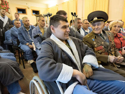 Представители тульского правительства навестили участников СВО в военных госпиталях