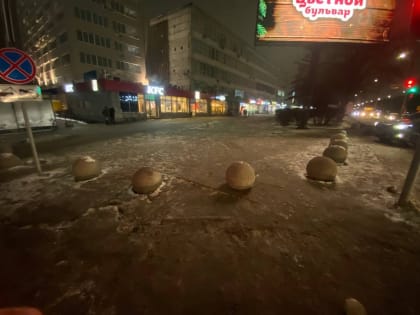 Полусферы-ограничители напротив остановки "Педуниверситет" в Туле вернулись на свое место