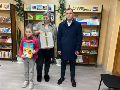 Евгений Смолянинов передал книги скуратовской библиотеке