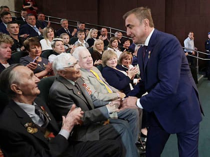 Губернатор в день пожилого человека отметил стойкость старшего поколения
