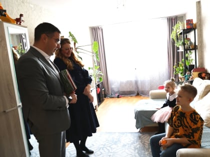 Алексей Эрк передал книги детям участника СВО