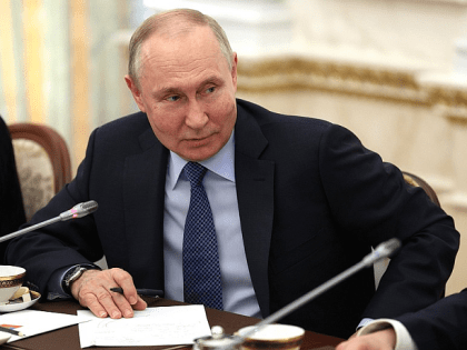 Президент Владимир Путин сообщил, что в России нет необходимости в военном положении
