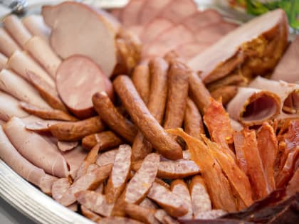 Врач-онколог Вахабова призвала отказаться от колбас, чтобы не заболеть раком