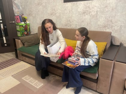 Дарья Герасимова посетила семью участника СВО в рамках акции «Дарите книги с любовью»