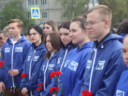 Молодогвардейцы возложили цветы к памятнику в Туле