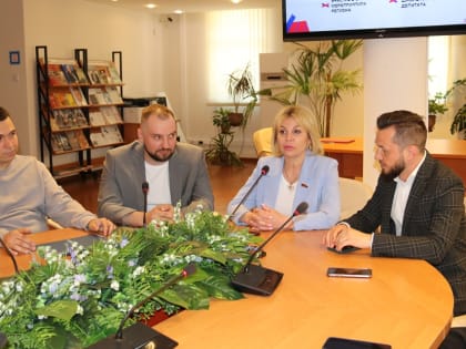 Городские депутаты встретились со школьной думой и молодогвардейцами