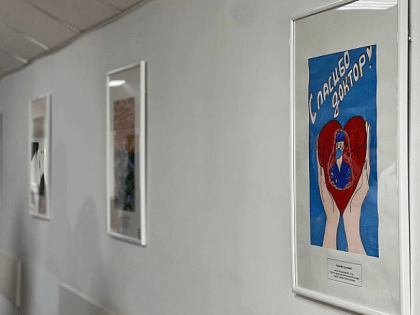В поликлинике тульской Горбольницы №2 открылась выставка детских рисунков