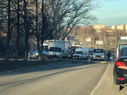 Столб перекрыл трассу