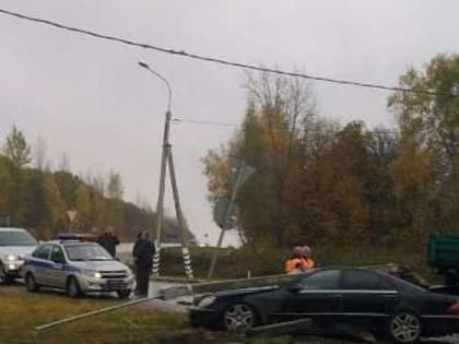 В Щёкинском районе  «Mercedes-Benz»   врезался в опору освещения