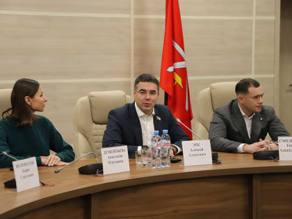 Алексей Эрк и депутаты гордумы пообщались со студентами за круглым столом