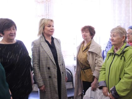 Ольга Слюсарева и Инна Шевелева передали куличи обществу инвалидов Привокзального округа