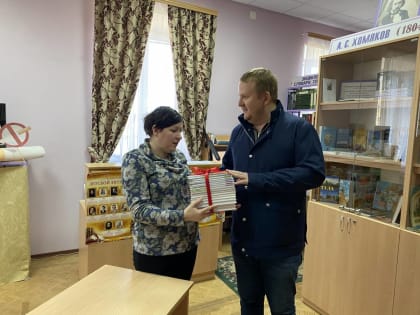 Сергей Кожевников передал детские книги в муниципальную библиотеку